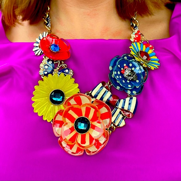 Betsy Johnson statement necklace - Picture 2 of 2
